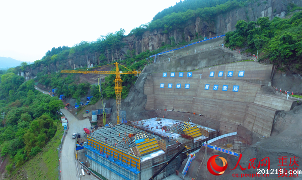 人民网报道:新田长江大桥最大规模浇筑工序顺利完工